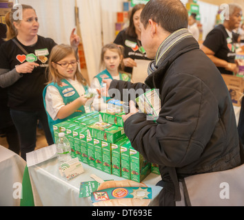 Girl Scouts mark the start of National Girl Scout Cookie Weekend in Vanderbilt Hall in Grand Central Terminal in New York Stock Photo