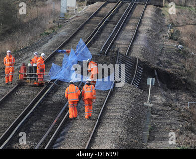 Stonegate, East Sussex, UK. 10th February 2014. 30 Metre cut section of track teeters in void created by landslip on the main Hastings to London line just North of Stonegate Station in East Sussex Credit:  David Burr/Alamy Live News Stock Photo