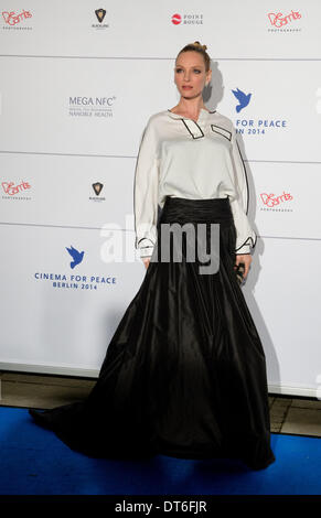 Berlin, Germany. 10th Feb, 2014. Actress Uma Thurman arrives for the gala of Cinema for Peace during the 64th annual Berlin Film Festival in Berlin, Germany, 10 February 2014. The award ceremony and gala take place annually as part of the Berlinale. Photo: ARNO BURGI/DPA/Alamy Live News Stock Photo