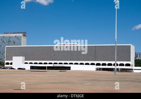 Biblioteca Nacional Leonel de Moura Brizola (National Library of Brasília), designed by Brazilian architect Oscar  Niemeyer, on the Complexo Cultural Stock Photo