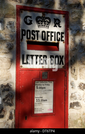 Royal Mail. The Ludlow wallbox. A traditional British wall mounted red letterbox from the reign of George V. In Charminster village, Dorset, England. Stock Photo