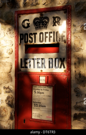 Royal Mail. The Ludlow wallbox. A traditional British wall mounted red letterbox from the reign of George V. In Charminster village, Dorset, England. Stock Photo