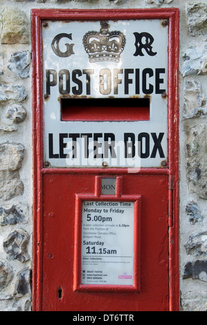 Royal Mail. The Ludlow wallbox. A traditional British wall mounted red letterbox from the reign of George V. In Charminster village, Dorset, England. Stock Photo