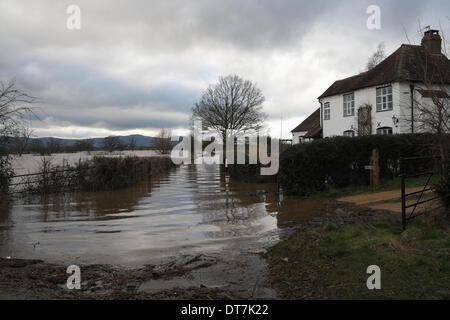 Ryall,  Worcestershire. 11th Feb, 2014. Flood waters approaching a house at Ryall in Worcestershire, Flooded fields. Stock Photo