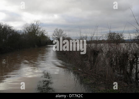 Ryall,  Worcestershire. 11th Feb, 2014. The A4104 leading to Upton upon Severn, flooded at Ryall in Worcestershire England Stock Photo