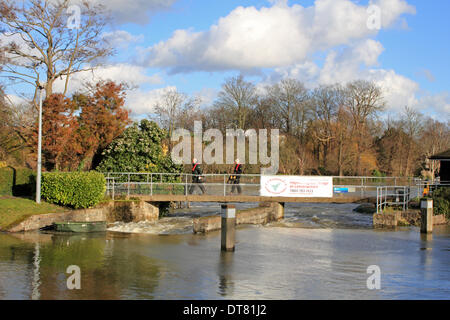 Hampton Court, Greater London, England, UK. 10th February 2014. After the exceptional levels of rainfall across the UK, the river Thames is rising and gushing over the weir at Molesey. Credit:  Julia Gavin/Alamy Live News Stock Photo