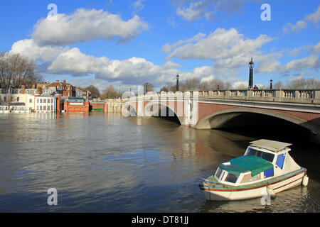 Hampton Court, Greater London, England, UK. 10th February 2014. After the exceptional levels of rainfall across the UK, the river Thames is rising under Hampton Court Bridge. Credit:  Julia Gavin/Alamy Live News Stock Photo
