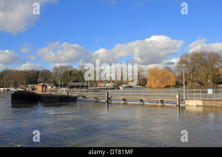 Hampton Court, Greater London, England, UK. 10th February 2014. After the exceptional levels of rainfall across the UK, the river Thames is pouring over the weir at Molesey. Credit:  Julia Gavin/Alamy Live News Stock Photo