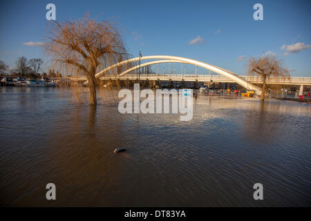Walton  Bridge.Walton on Thames,Surrey,UK,11 Feb 2014.Thousands of residents and businesses  are threatened by severe flooding as the Thames burst its banks Credit:  RayArt Graphics/Alamy Live News Stock Photo
