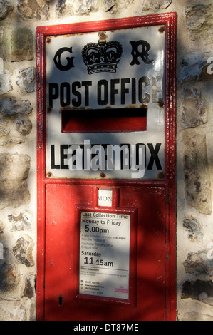 Royal Mail. The Ludlow wallbox. A traditional British wall mounted red letterbox from the reign of George V. In Charminster village, Dorset, England. Stock Photo