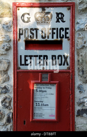 Royal Mail. The Ludlow wallbox. A traditional British wall mounted red letterbox from the reign of George V. In Charminster village, Dorset, England. Stock Photo