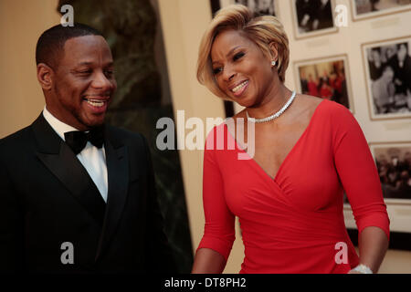 Washington DC, USA. 11th Feb, 2014. Singer Mary J Blige (R) and Kendu Isaacs arrive to a state dinner hosted by U.S. President Barack Obama and U.S. First Lady Michelle Obama in honor of French President Francois Hollande at the White House in Washington, District of Washington DC, USA, 11 February 2014. Obama and Hollande said the U.S. and France are embarking on a new, elevated level of cooperation as they confront global security threats in Syria and Iran, deal with climate change and expand economic cooperation. Credit: Andrew Harrer / Pool via CNP/dpa/Alamy Live News Stock Photo