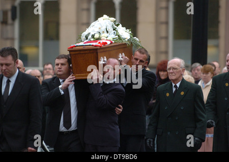 Funeral of footballer Emlyn Hughes 2004 Stock Photo