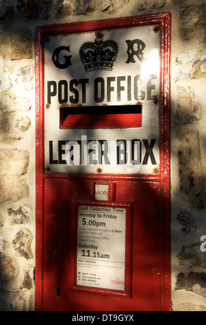 Royal Mail. The Ludlow wallbox. A traditional British wall mounted red letterbox from the reign of George V. In Charminster village, Dorset, England. Stock Photo