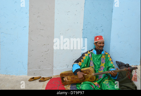 Gnawa musician with guembri, Kasbah of the Udayas (Qasbah des Oudaya), Rabat, Rabat-Salé-Zemmour-Zaer Region, Kingdom of Morocco Stock Photo
