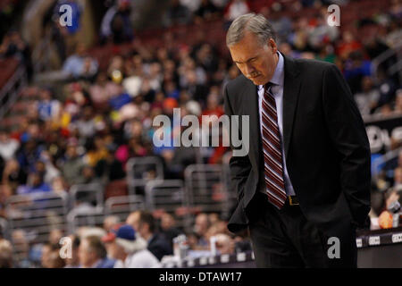 February 7, 2014: Los Angeles Lakers head coach Mike D'Antoni hangs his head during the NBA game between the Los Angeles Lakers and the Philadelphia 76ers at the Wells Fargo Center in Philadelphia, Pennsylvania. The Lakers won 112-98. (Christopher Szagola/Cal Sport Media) Stock Photo