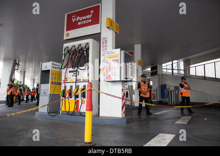 Buenos Aires, Argentina. 13th Feb, 2014. Federal police members stand guard at a Shell oil company service station during a protest as part of a campaign against adjustment, devaluation and inflation, in Buenos Aires, Argentina, on Feb. 13, 2014. © Martin Zabala/Xinhua/Alamy Live News Stock Photo