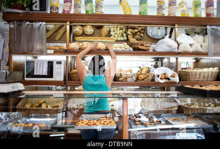 Buenos Aires, Argentina. 13th Feb, 2014. A employee sorts bread at a bakery in Buenos Aires, Argentina, on Feb. 13, 2014. The National Statistics and Census Institute (INDEC) of Argentina announced on Thursday the new consumer price index (CPI), which raised 3.7 percent in January, in comparison with December 2013. The new CPI was questioned by the opposition and social and political organizations, according to local press. © Martin Zabala/Xinhua/Alamy Live News Stock Photo