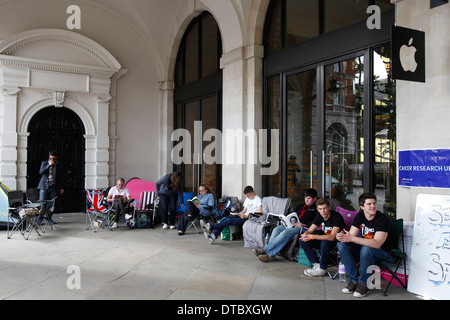 Apple fans queue out side the apple store in Covent Garden central London, Britain 20 September 2012. Apple unveiled a taller, lighter and speedier iPhone that’s poised to become the fastest selling technology gadget in history -- even as competition accelerates in the $219.1 billion smartphone market. Apple on Wednesday revealed that the new iPhone 5 will be in stores in the U.S. and the UK tomorrow September 21. Stock Photo