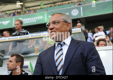 Wolfsburg's head coach Felix Magath stands on the sideline of the pitch prior to the Bundesliga soccer match between VfL Wolfsburg and Hannover 96 in the Volkswagen-Arena in Wolfsburg, Germany, 2 September 2012. Photo: Peter Steffen (ATTENTION: EMBARGO CONDITIONS! The DFL permits the further utilisation of up to 15 pictures only (no sequntial pictures or video-similar series of pictures allowed) via the internet and online media during the match (including halftime), taken from inside the stadium and/or prior to the start of the match. The DFL permits the unrestricted transmission of digitise Stock Photo