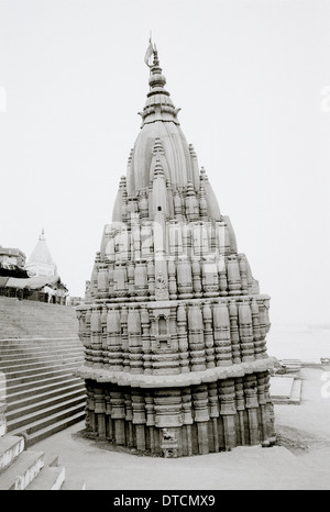 Ratneshwar Mahadev Leaning Temple of Shiva at the River Ganges Stock ...