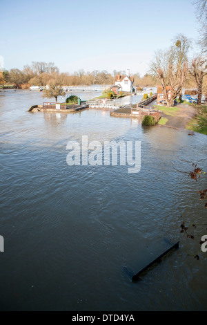 Goring on Thames lock gates flooded, lock keepers cottage stranded in flood water. Stock Photo