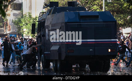 Caracas, Venezuela. 15th Feb, 2014. Students and riot police clash during a protest by government opponents, in the city of Caracas, capital of Venezuela, on Feb. 15, 2014. Credit:  Boris Vergara/Xinhua/Alamy Live News Stock Photo