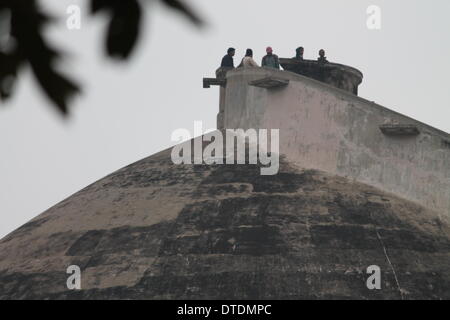 Golghar, Patna, Bihar, India, February 16th 2014. Unseasonal intermittent winter rain since Friday, second for the winter months brings fog and city spirit back as people enjoy over British Granary Golghar on Sunday holiday. Credit:  Rupa Ghosh/Alamy Live News. Stock Photo