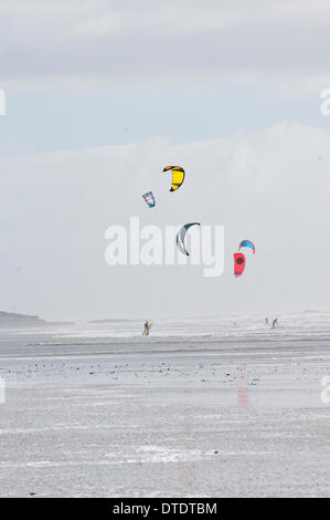 Porthcawl, Bridgend, Wales, UK. 15th Nov, 2015. Huge waves pound ...