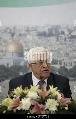 Ramallah. 16th Feb, 2014. Palestinian President Mahmoud Abbas talks during his meeting with Jewish Israeli students in the West Bank city of Ramallah on Feb. 16, 2014. Abbas discussed several topics with the Israeli students about the ongoing peace issues. Credit:  Fadi Arouri/Xinhua/Alamy Live News Stock Photo