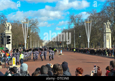 Buckingham Palace, London, UK. 16th February 2014. Crowds watch the changing of the Guard at Buckingham Palace. Credit:  Matthew Chattle/Alamy Live News Stock Photo