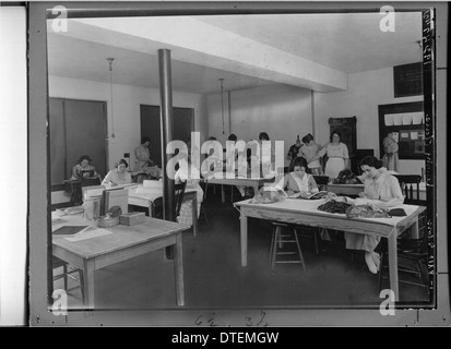 Sewing class in West Cottage at Oxford College 1920 Stock Photo