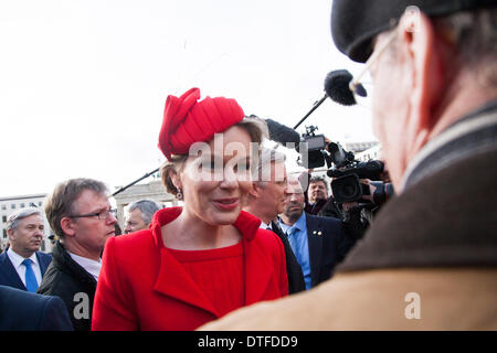 Berlin, Germany. 17th Feb 2014. . Klaus Wowereit, governing mayor of Berlin, Greetings the king Philippe and Queen Mathilde of Belgian and walk trough the Brandenburger gate at Paris place in Berlin./ Picture:  Queen Mathilde  and King Philippe of Belgian Klaus Wowereit (SPD), Mayor of Berlin. Credit:  Reynaldo Chaib Paganelli/Alamy Live News Stock Photo