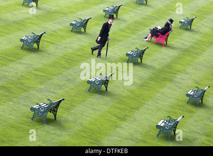 Ascot, United Kingdom, elegantly dressed people and Sitzbaenke Stock Photo