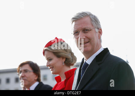 Berlin, Germany. 17th Feb, 2014. Klaus Wowereit, governing mayor of Berlin, Greetings the king Philippe and Queen Mathilde of Belgian and walk trough the Brandenburger gate at Paris place in Berlin./ Picture: Queen Mathilde and King Philippe of Belgian Klaus Wowereit (SPD), Mayor of Berlin. Credit:  Reynaldo Paganelli/NurPhoto/ZUMAPRESS.com/Alamy Live News Stock Photo