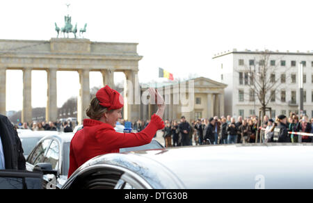 Berlin, Germany. 17th Feb, 2014.  Belgian Queen Mathilde waves to spectators at Pariser Platz in Berlin, Germany, 17 February 2014. Credit:  dpa picture alliance/Alamy Live News Stock Photo