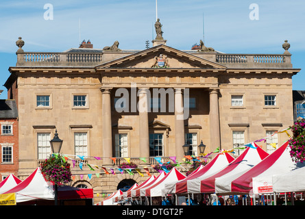 The Market Place in the busy market town of Newark on Trent, Nottinghamshire UK Stock Photo