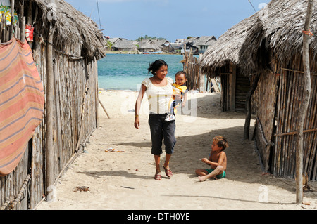 Kuna Indian woman and children, Nalunega, San Blas Islands, Caribbean, Panama Stock Photo