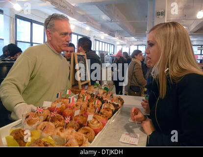 Brooklyn, New York, USA. 24th Jan, 2014. Michael Bagley sells bruffins, brioche mixed with muffins, for the 'Smorgasburg' deli in the market hall in Brooklyn, New York, USA, 24 January 2014. New York's chefs don't just cook their food, they make creations by mixing. The result is the new hybrid snack. Photo: Laurence Thio/dpa/Alamy Live News Stock Photo