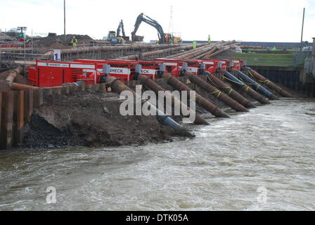 Giant  Van Heck Dutch pumps pumping flood water from the King's Sedgemoor Drain into the River Parrett, Somerset, UK. 18th February 2014. 18 February 2014 Flooding on the Somerset Levels Credit:  Anthony Collins/Alamy Live News Stock Photo