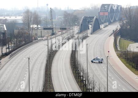 Hamburg, Germany. 20th Feb, 2014. A police car blocks the street during a bomb defusing in Hamburg, Germany, 20 February 2014. A British 500-pound-bomb was discovered during excavation work and was defused successfully. Photo: Bodo Marks/dpa/Alamy Live News Stock Photo