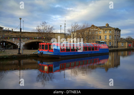 UK,South Yorkshire,Sheffield,Victoria Quays,Canal Basin,Sheaf Quay House & Leisure Barge Stock Photo