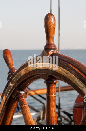 Ships wheel hi-res stock photography and images - Alamy