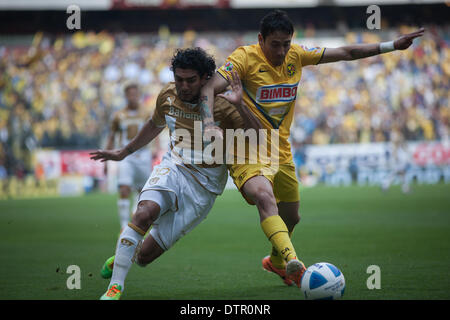 Mexico City, Mexico. 22nd Feb, 2014. Rubens Sambueza (R) of America vies for the ball with Martin Bravo of Pumas' UNAM during their match of the MX League Closing Tournament at Azteca Stadium in Mexico City, capital of Mexico, on Feb. 22, 2014. © Pedro Mera/Xinhua/Alamy Live News Stock Photo