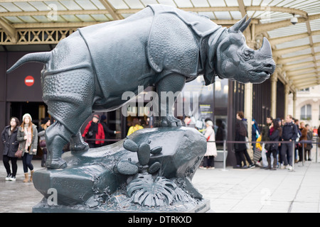 chicago rhinoceros statues