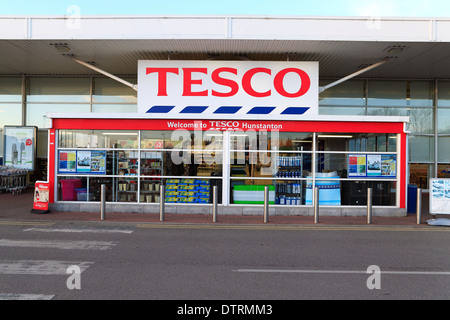 Tesco Supermarket, Hunstanton, Norfolk England UK British English supermarkets logo logos Stock Photo