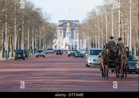 The Mall, London, UK. 24th February, 2014. Air pollution near Buckingham Palace is the worst in the UK & almost 4 times the EU legal limit, according to the latest figures. Last week the European Commission launched legal proceedings against the UK for failing to deal with high levels of NO2. Credit:  Lee Thomas/Alamy Live News Stock Photo