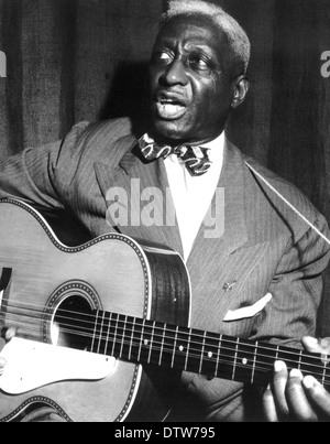 HUDDIE 'LEAD BELLY' LEDBETTER (1888-1949) US Blues and Folk musician about 1945 Stock Photo