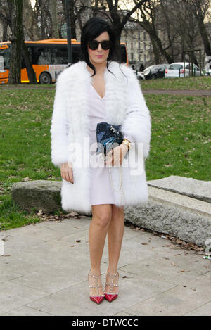 A chic showgoer arriving at the Costume National runway show in Milan - Feb 20, 2014 - Photo: Runway Manhattan/Paolo Diletto Stock Photo