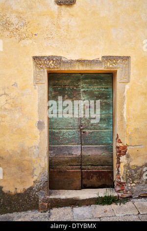 A worn, aged doorway in Tuscany, Toscana, Italy Stock Photo